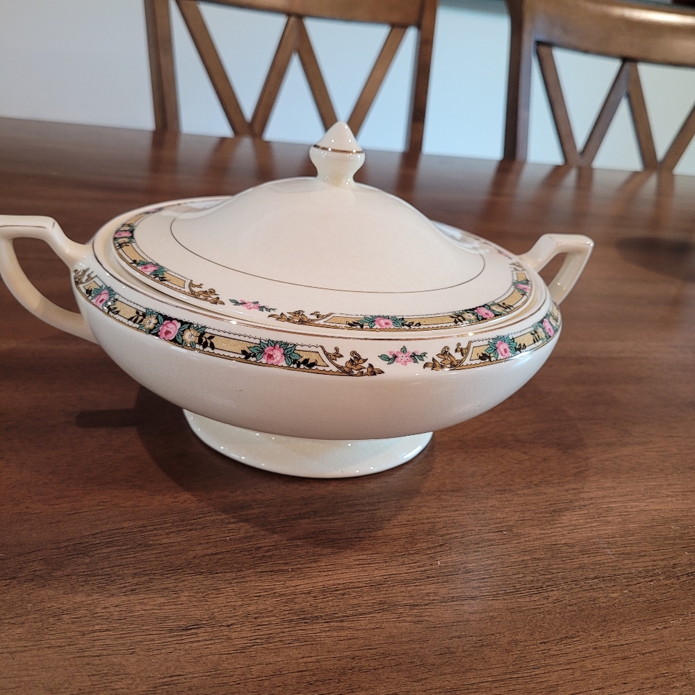 Vintage 1930's Mount Clemens Pottery covered serving dish